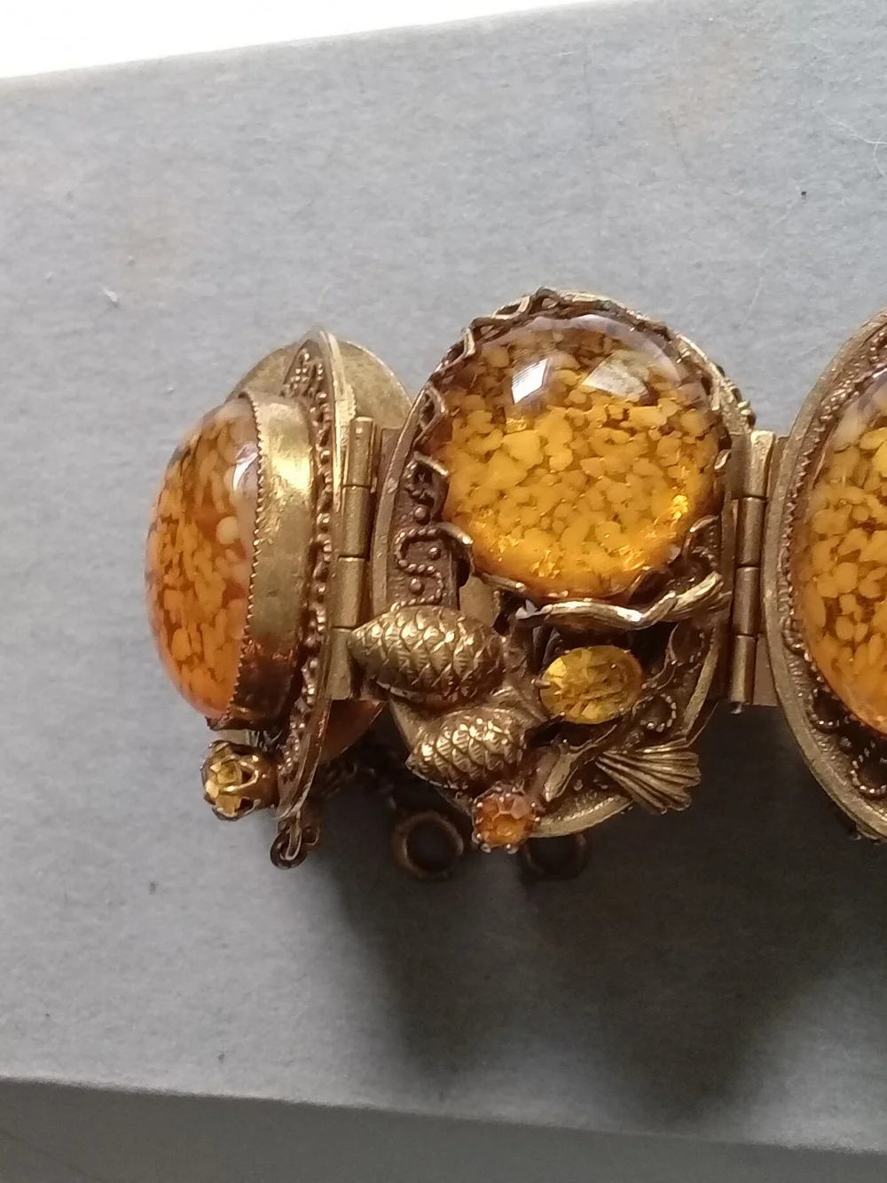 Vintage Ornate Faux Amber Panel Link Bracelet Gold Tone Pinecone‎ Rhinestone